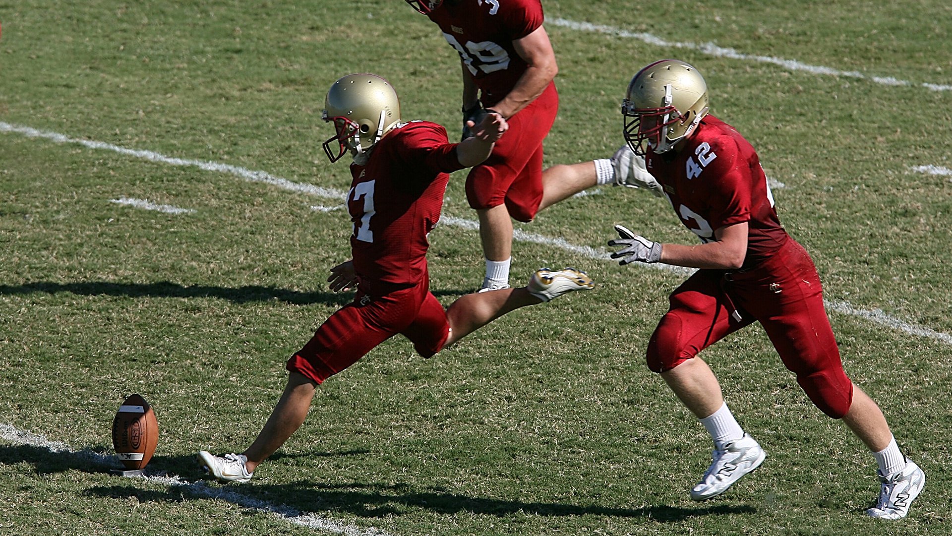 “足球+健康”理念在全国基层广泛传播，运动全民化深入人心，足球运动在全民健身中的意义