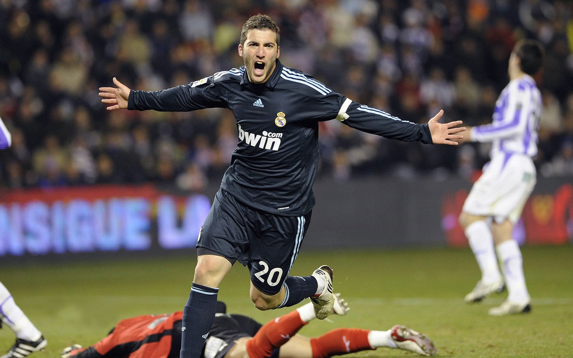 开云全站-传奇教练“战术秘籍”：妙招不断助力冲击冠军，传奇训练家官网